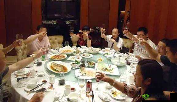 老公的叔叔天天在我家吃饭正常吗:大家怎么看