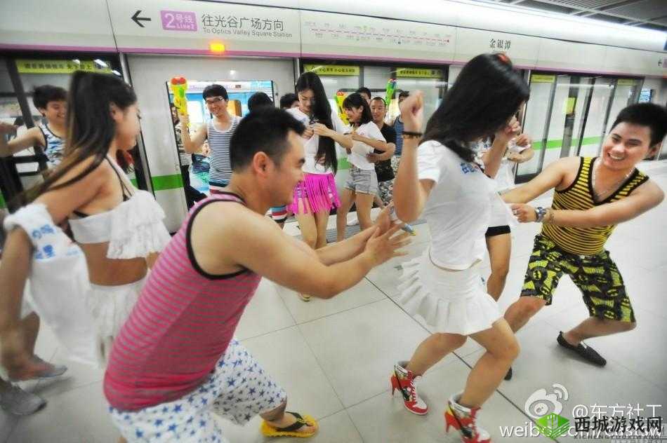 手撕衣服的视频：趣味挑战