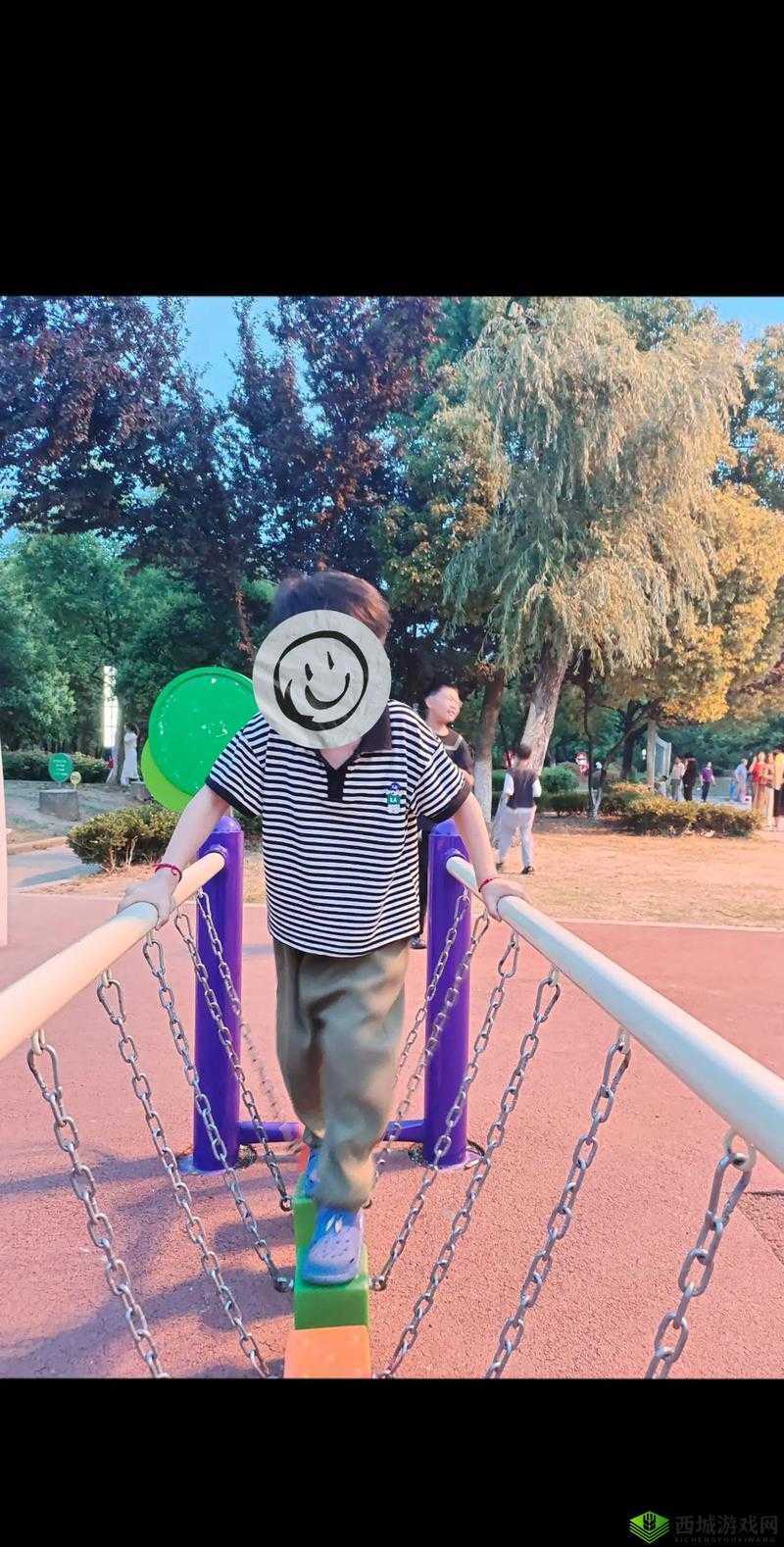 男生戴玩具出门体验:新奇的一天