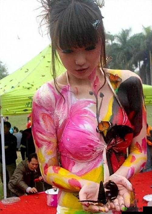 美女百分百裸体：极致诱惑呈现