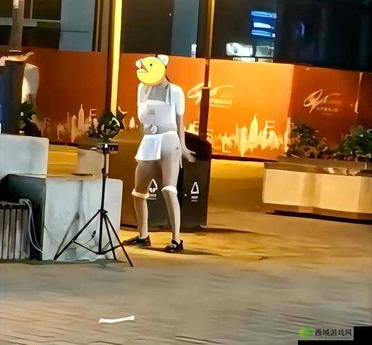 未成年少女直播跳舞时衣着暴露,引发网友争议